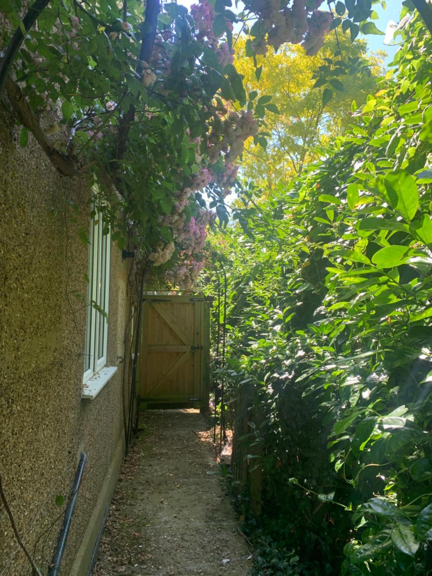 Newly Refurbished One Bedroom With Additional Sofa Bed Self Contained Flat In Garden Abbots Langley 外观 照片